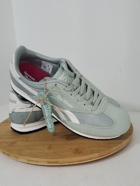 Reebok Women's Fiori Light Green Sneakers NIB Size 9.5